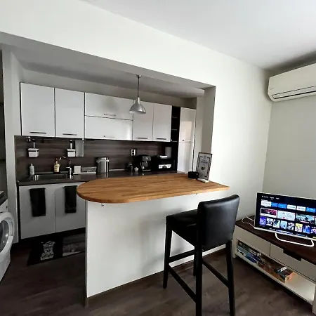 Apartment With Balcony - 10 Min To & Center *