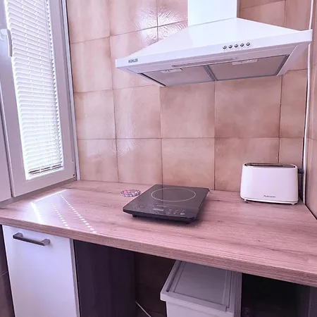 With Balcony - 10 Min To & Center Apartment